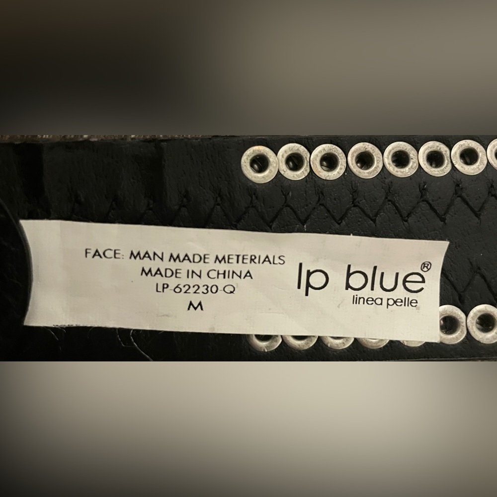Linea Pelle
lp blue Black Belt
Silver circle stud border
Size M - Picture 3 of 5